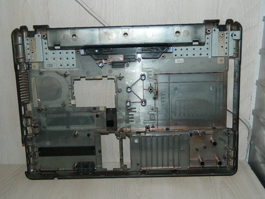 HP 6830S Plasturgie coque inférieure 6070B0252101